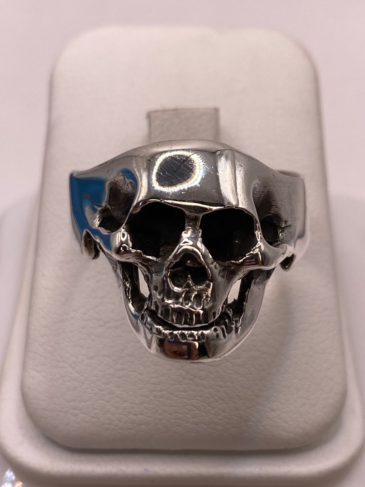 Anillo de Calavera en Plata .925, vista lateral