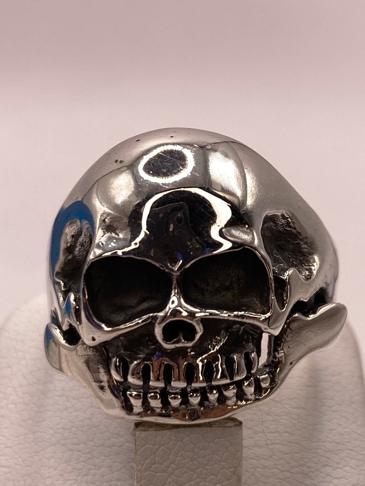 Anillo de Calavera en Plata .925, vista lateral