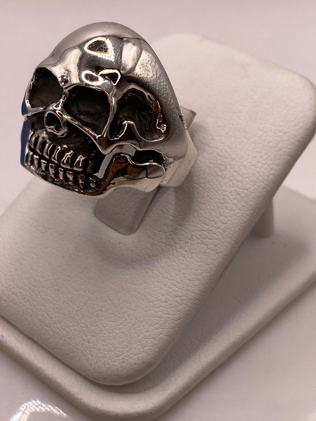 Anillo de Calavera en Plata .925, vista lateral