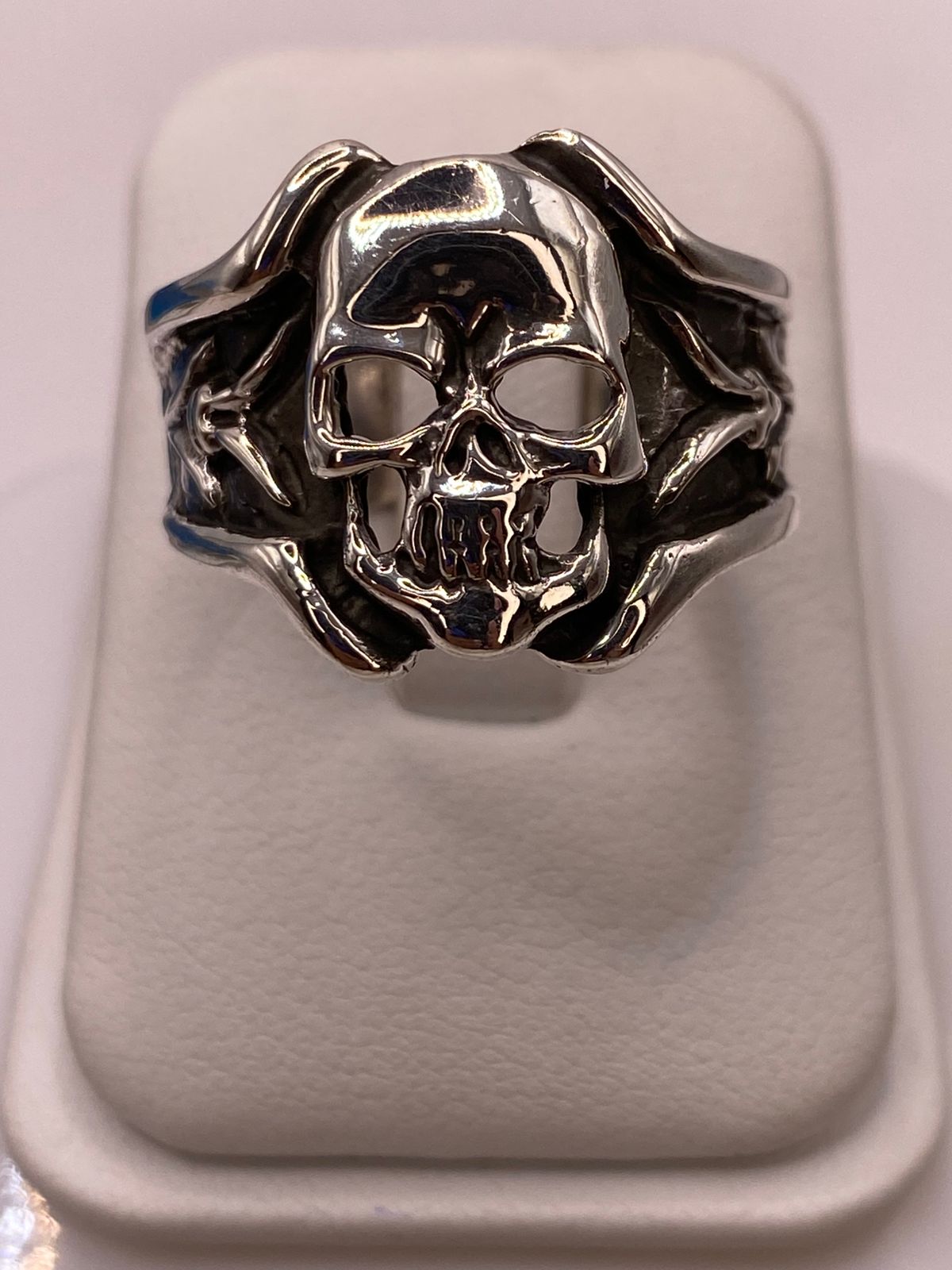 Anillo de Calavera en Plata .925 con Detalles Decorativos, vista lateral