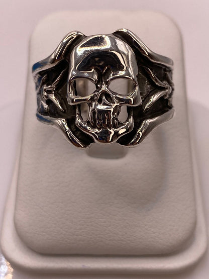 Anillo de Calavera en Plata .925 con Detalles Decorativos, vista lateral