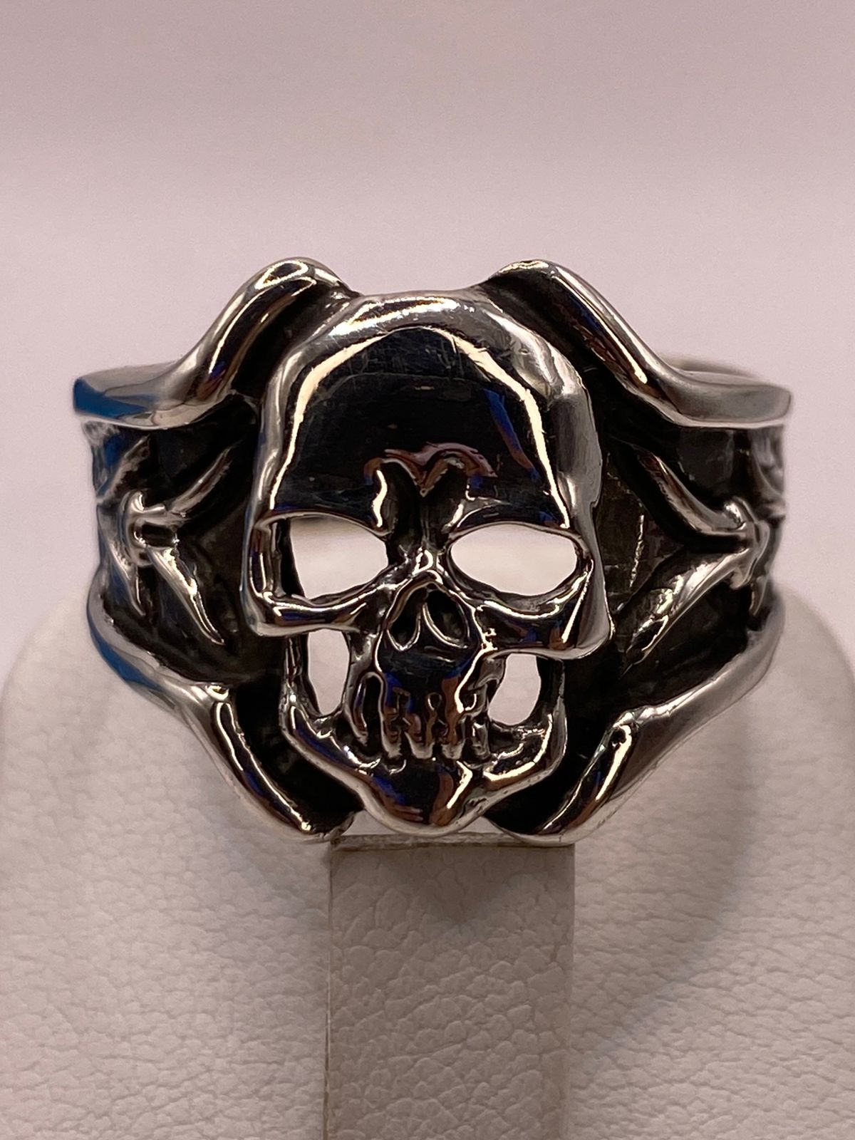 Anillo de Calavera en Plata .925 con Detalles Decorativos, vista superior