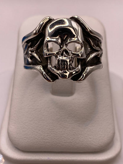Anillo de Calavera en Plata .925 con Detalles Decorativos, vista de detalle