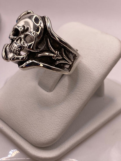 Anillo de Calavera en Plata .925 con Detalles Decorativos, vista frontal
