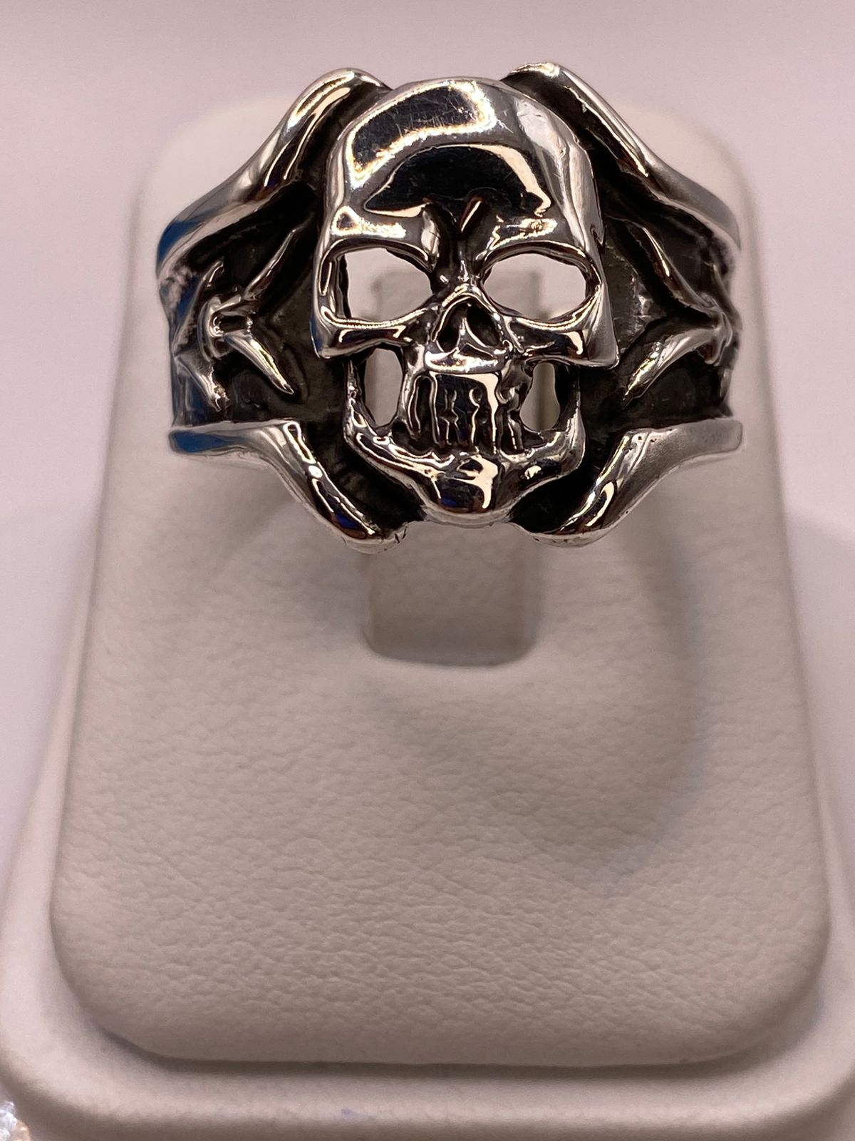 Anillo de Calavera en Plata .925 con Detalles Decorativos en báscula mostrando peso