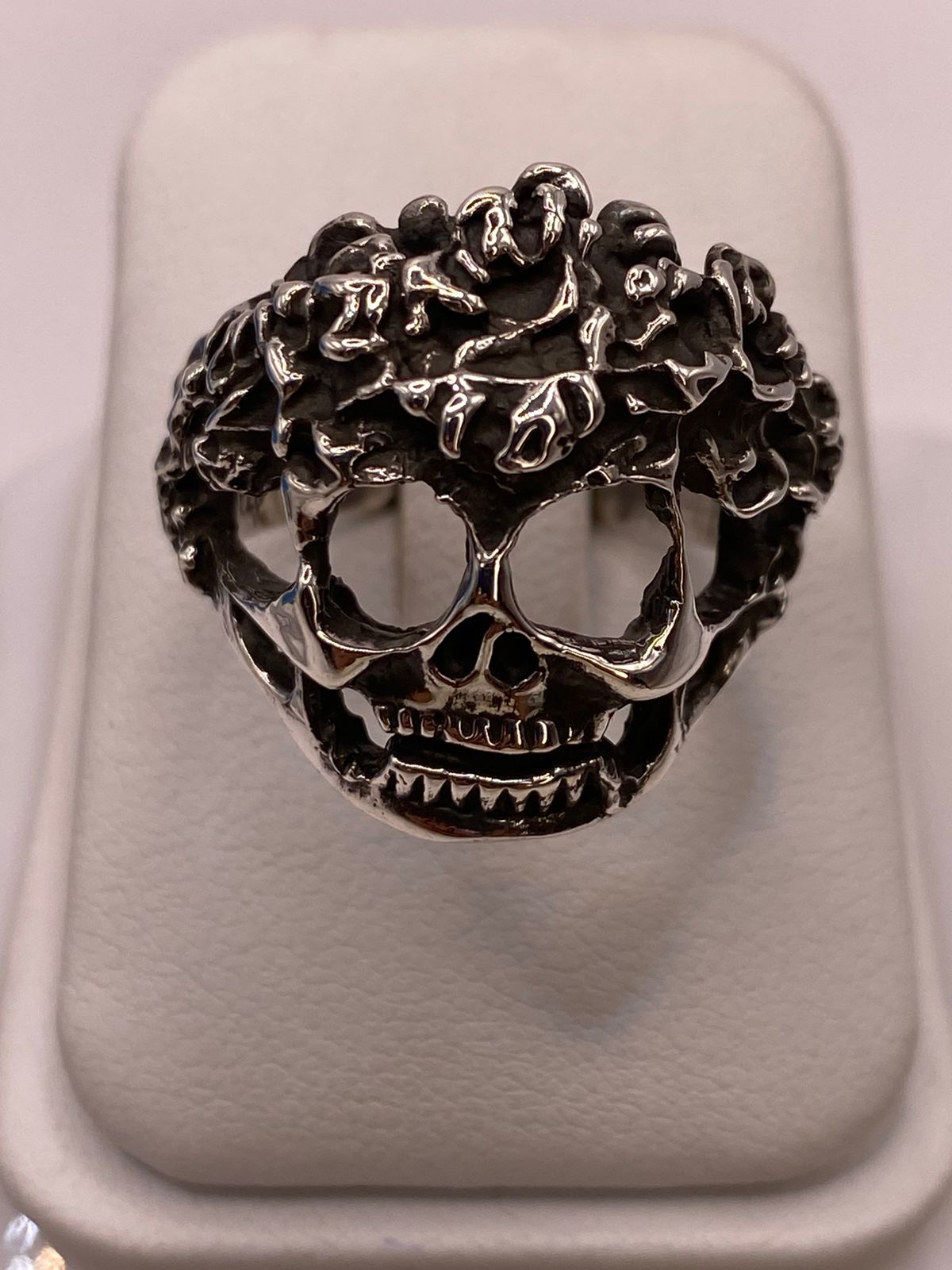 Anillo de Calavera con Textura Orgánica en Plata .925 — ángulo diagonal