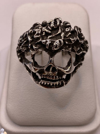 Anillo de Calavera con Textura Orgánica en Plata .925 — ángulo diagonal
