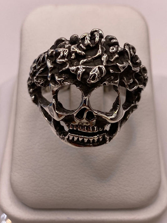 Anillo de Calavera con Textura Orgánica en Plata .925 — ángulo diagonal