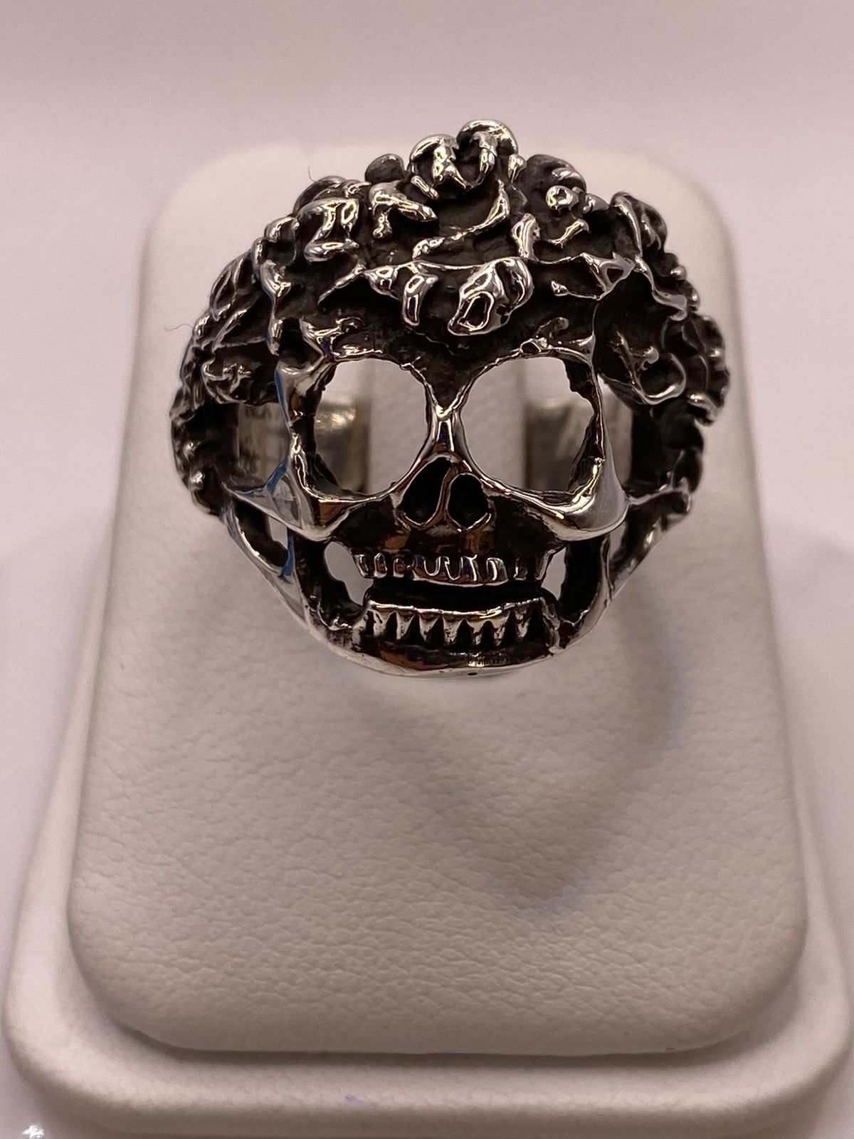 Anillo de Calavera con Textura Orgánica en Plata .925, vista frontal