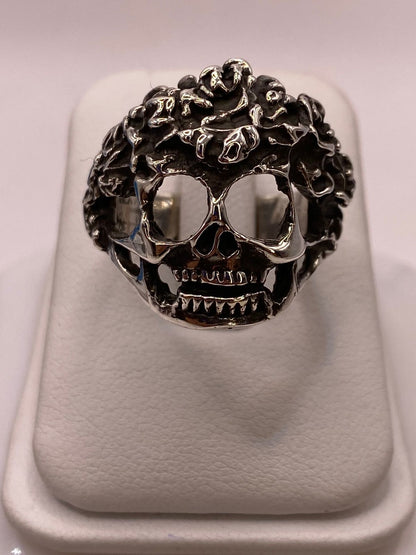 Anillo de Calavera con Textura Orgánica en Plata .925, vista frontal
