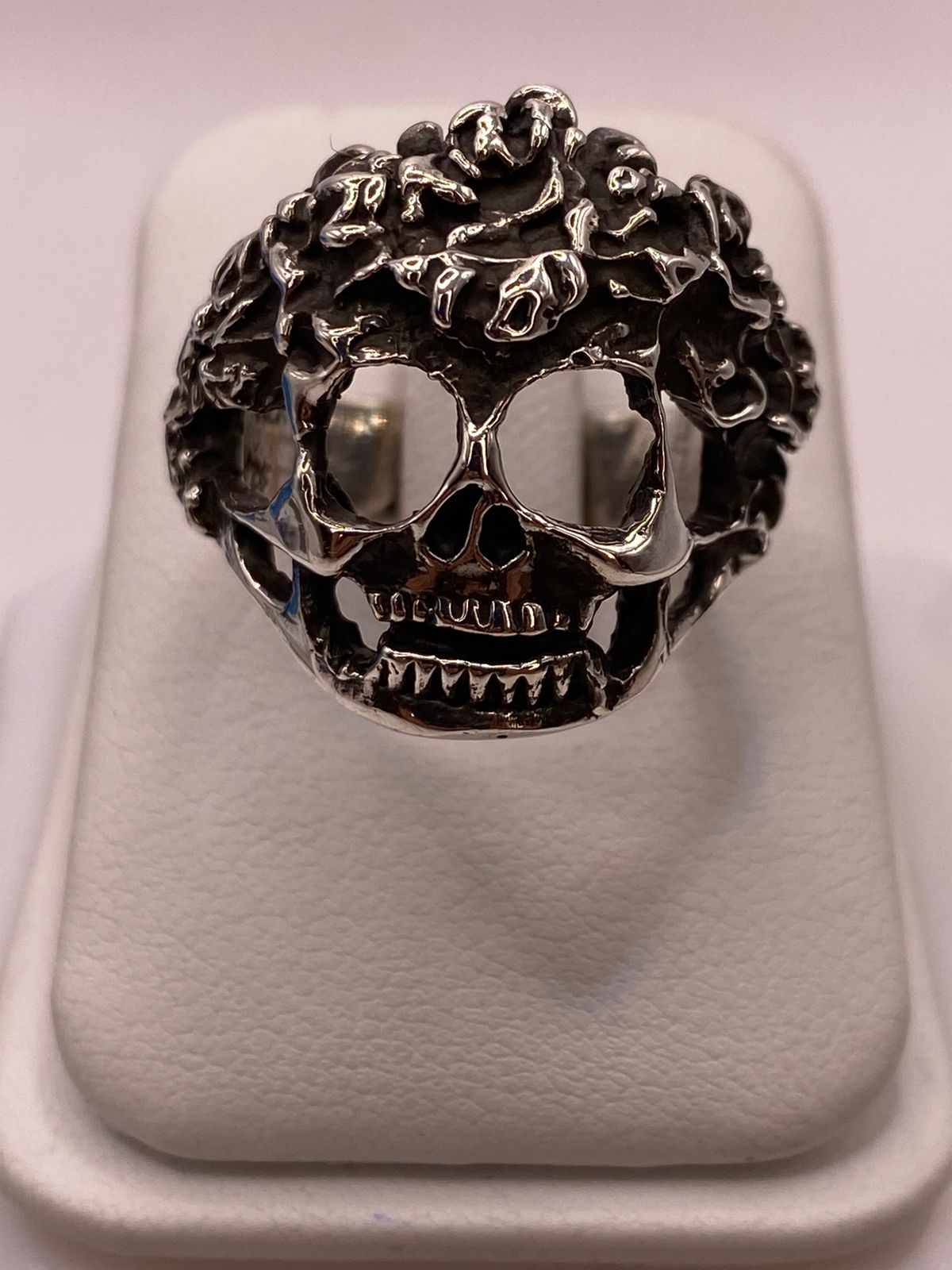 Anillo de Calavera con Textura Orgánica en Plata .925, vista de detalle
