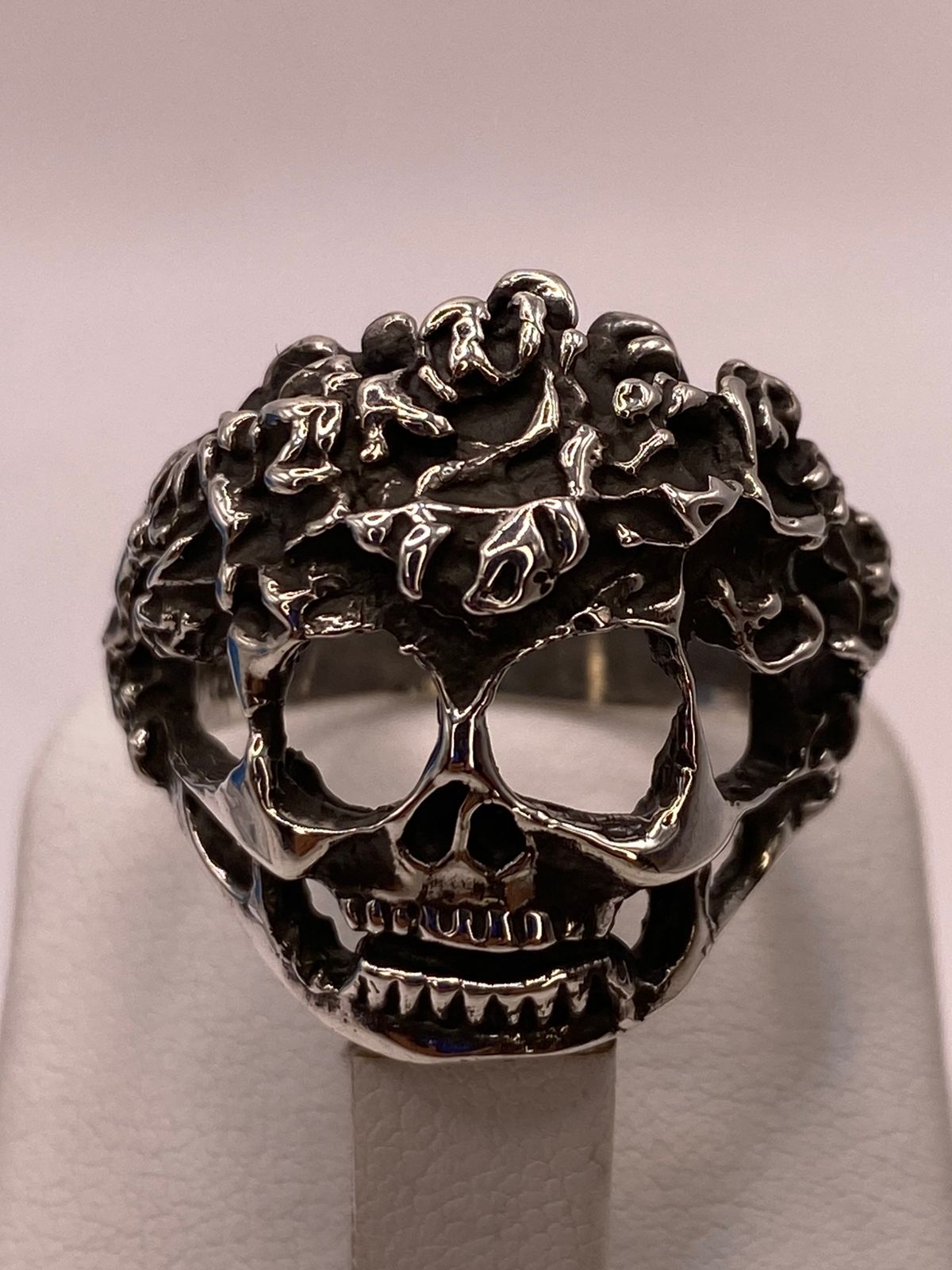 Anillo de Calavera con Textura Orgánica en Plata .925, sello de autenticidad Plata Ley .925