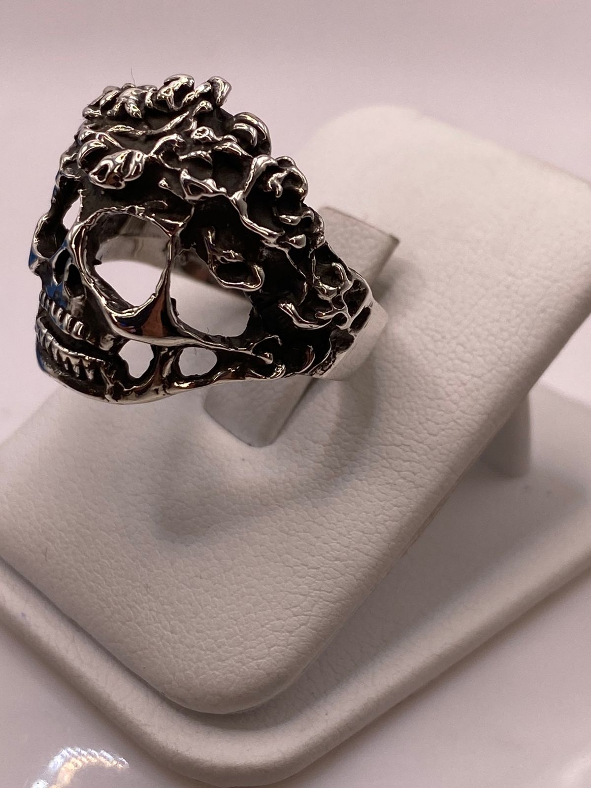 Anillo de Calavera con Textura Orgánica en Plata .925, vista lateral