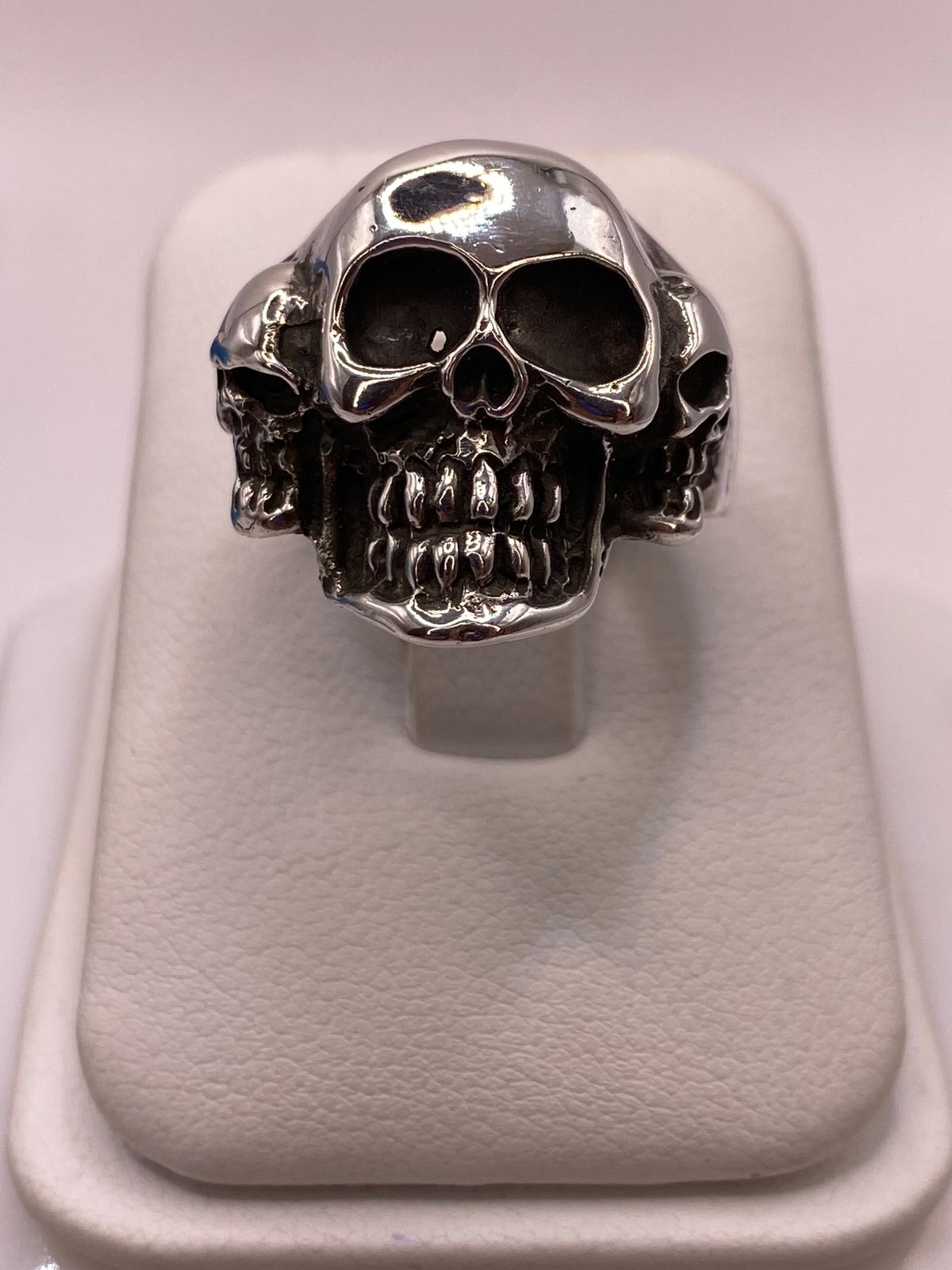 Anillo de Calavera Triple en Plata .950 en báscula mostrando peso