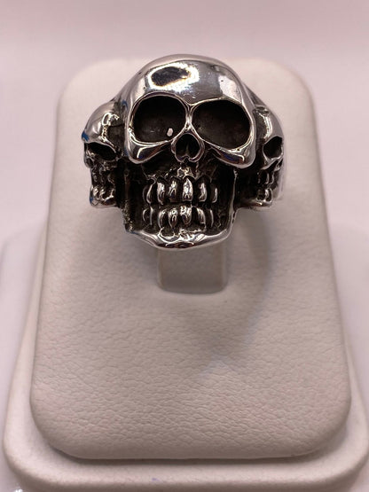 Anillo de Calavera Triple en Plata .950 en báscula mostrando peso