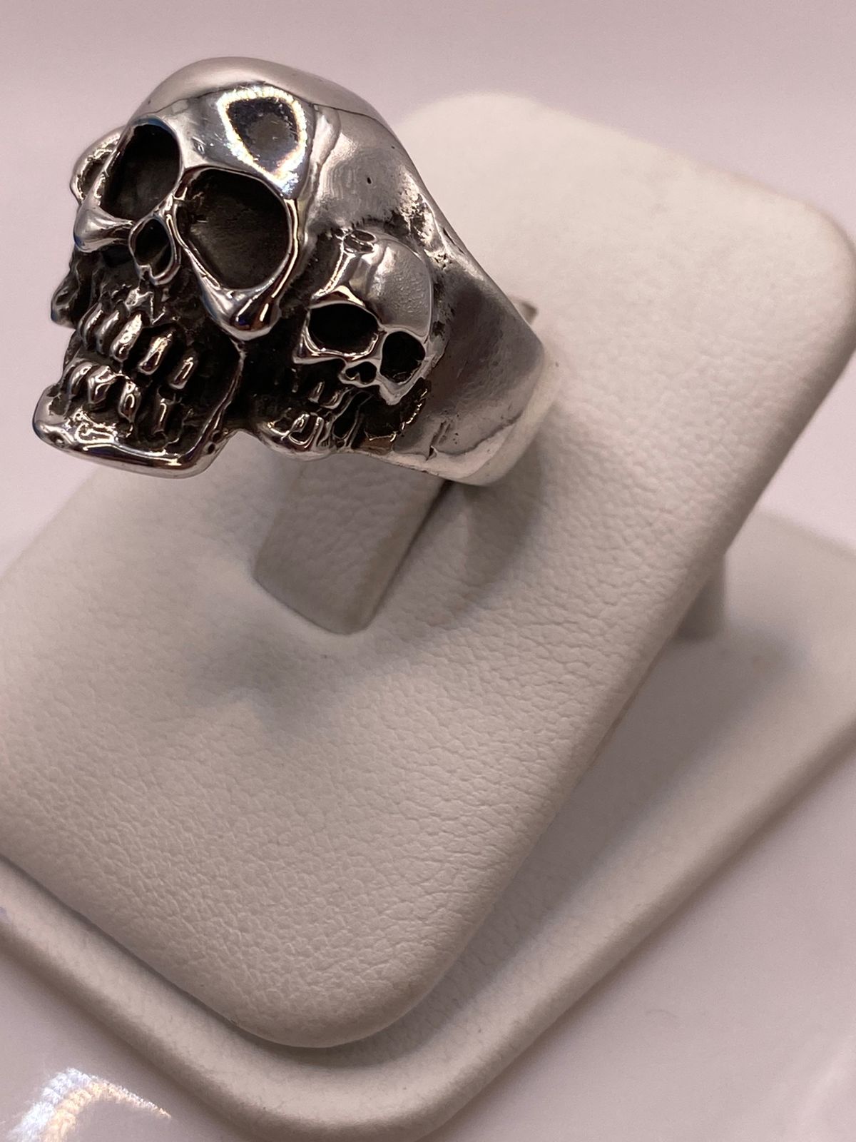 Anillo de Calavera Triple en Plata .950, vista lateral