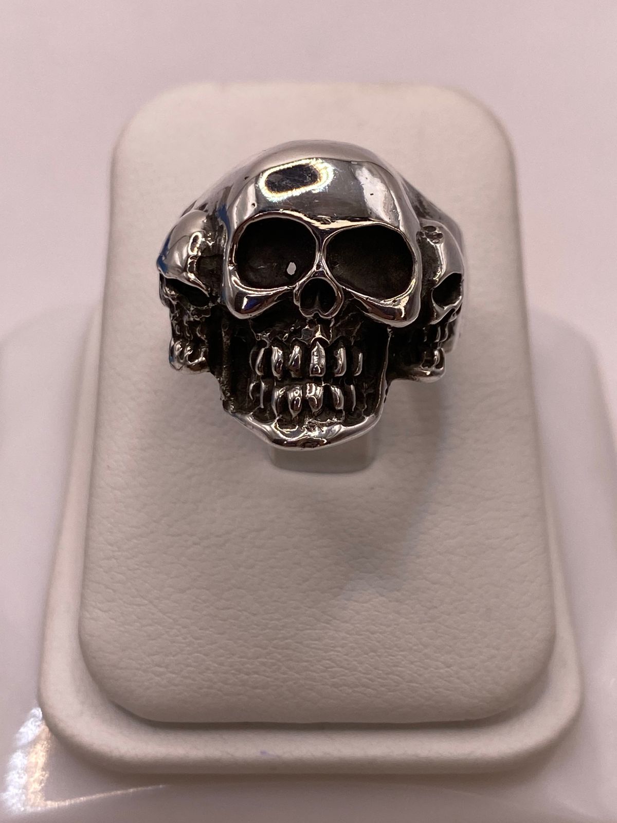 Anillo de Calavera Triple en Plata .950, vista de detalle