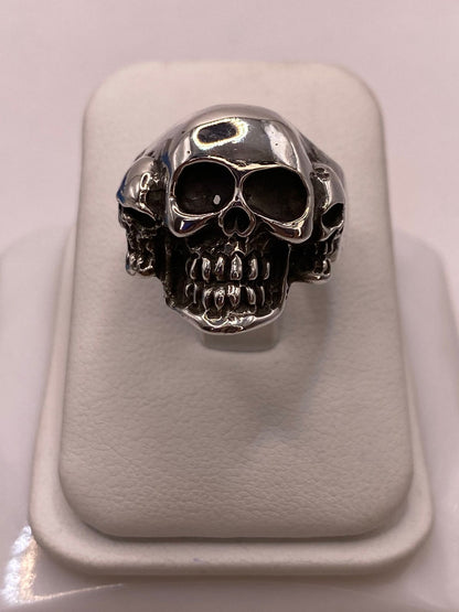 Anillo de Calavera Triple en Plata .950, vista de detalle
