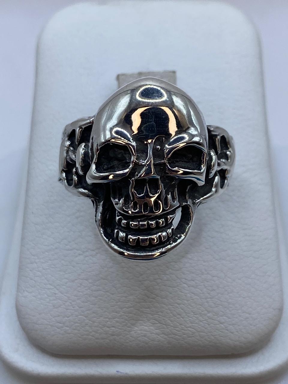 Anillo Calavera en Plata .925 – Diseño Biker Rockero — vista lateral