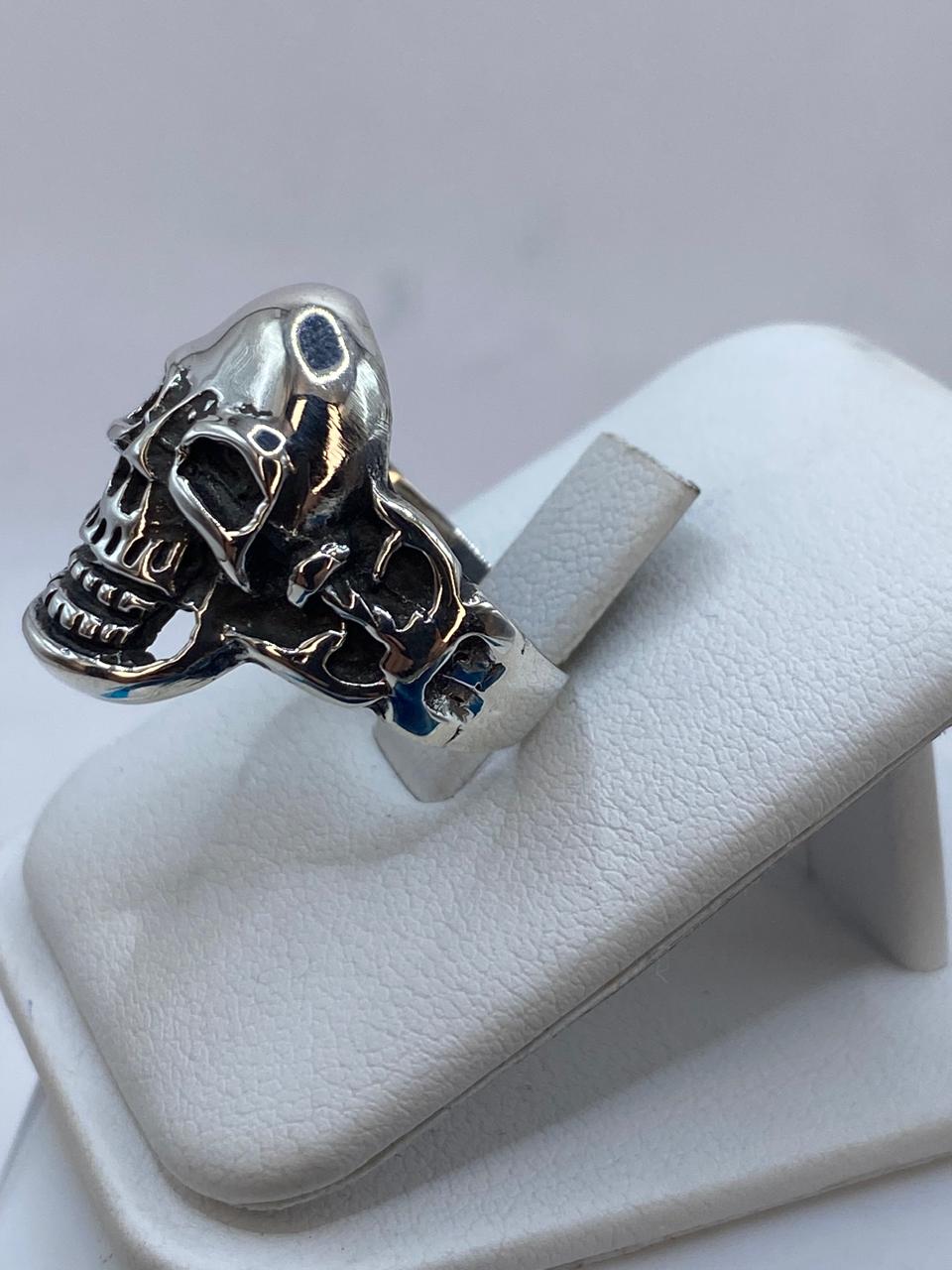 Anillo Calavera en Plata .925 – Diseño Biker Rockero, vista lateral