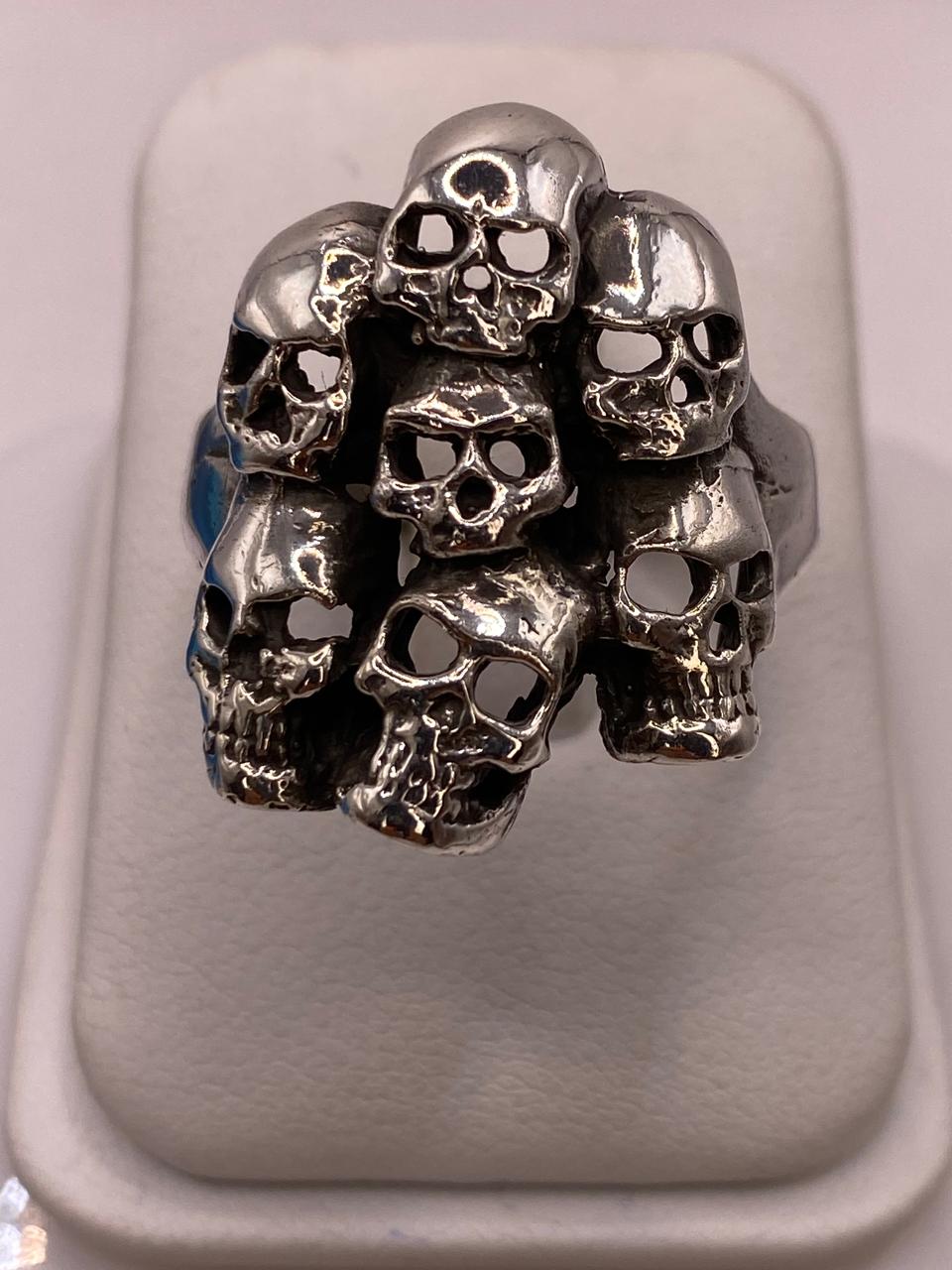 Anillo de Calaveras Apiladas en Plata .925 — vista lateral
