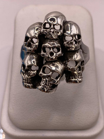 Anillo de Calaveras Apiladas en Plata .925 — vista lateral