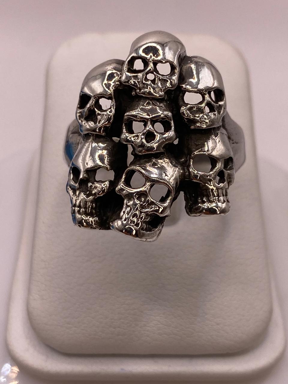 Anillo de Calaveras Apiladas en Plata .925, vista frontal