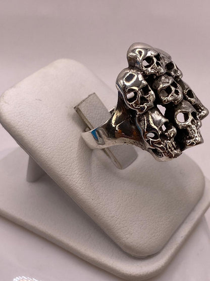 Anillo de Calaveras Apiladas en Plata .925, vista lateral