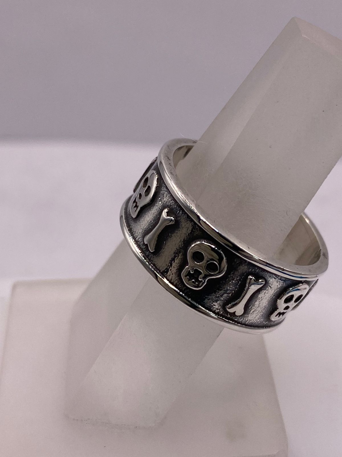 Anillo Calaveras en Plata .925, vista frontal