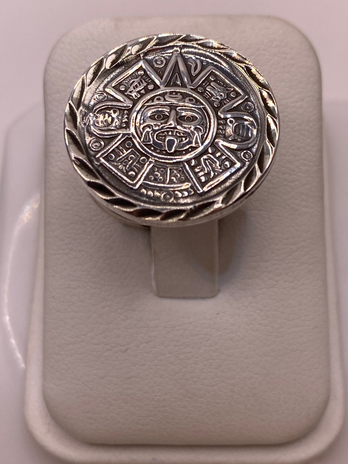 Anillo Calendario Azteca Ajustable en Plata .925, vista frontal
