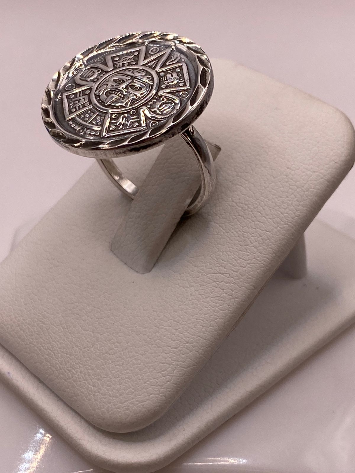 Anillo Calendario Azteca Ajustable en Plata .925, vista lateral
