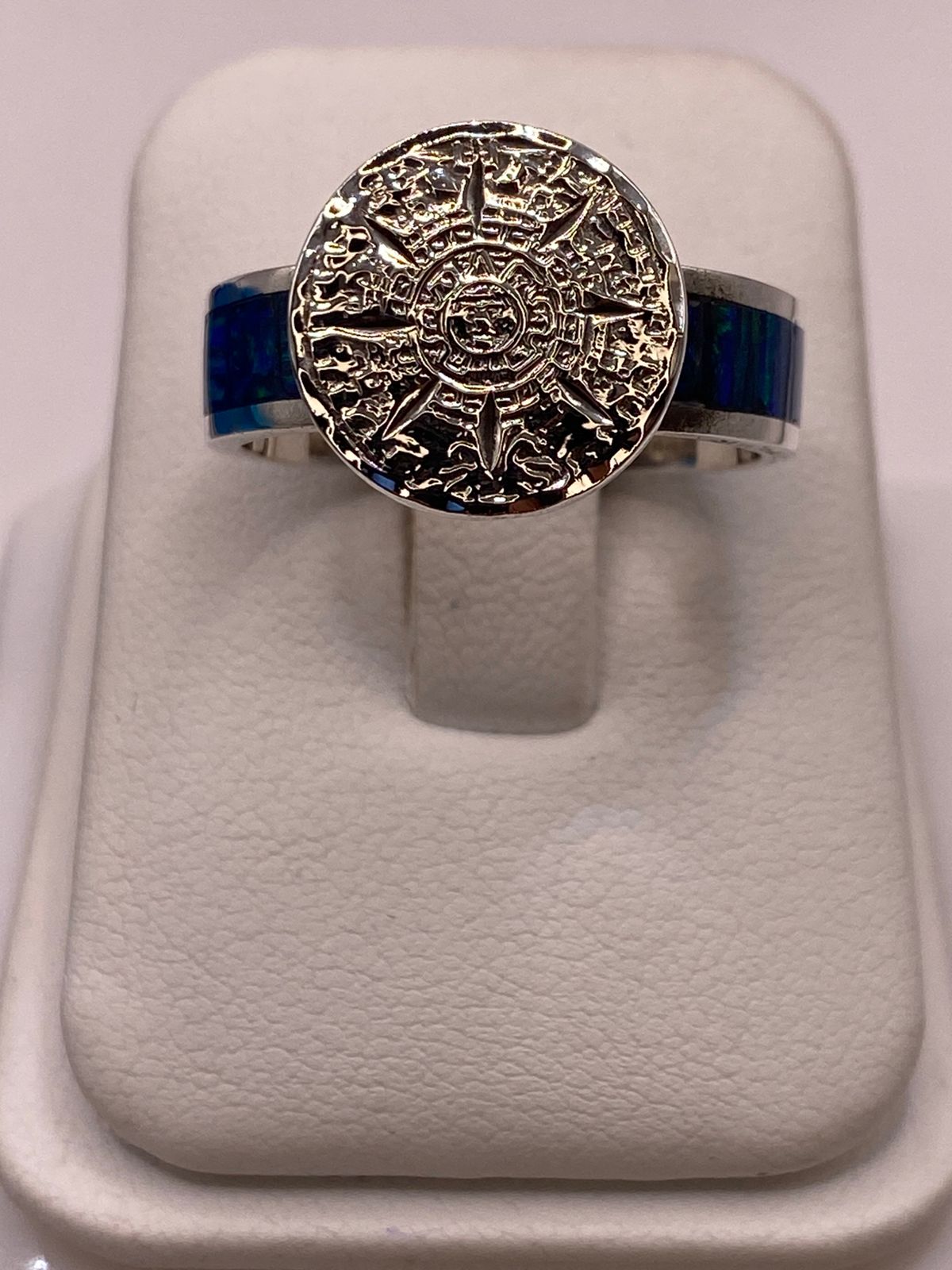 Anillo Calendario Azteca con Ópalo de Fuego en Plata Ley 950, vista lateral