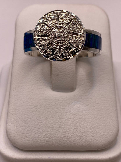 Anillo Calendario Azteca con Ópalo de Fuego en Plata Ley 950, vista de detalle