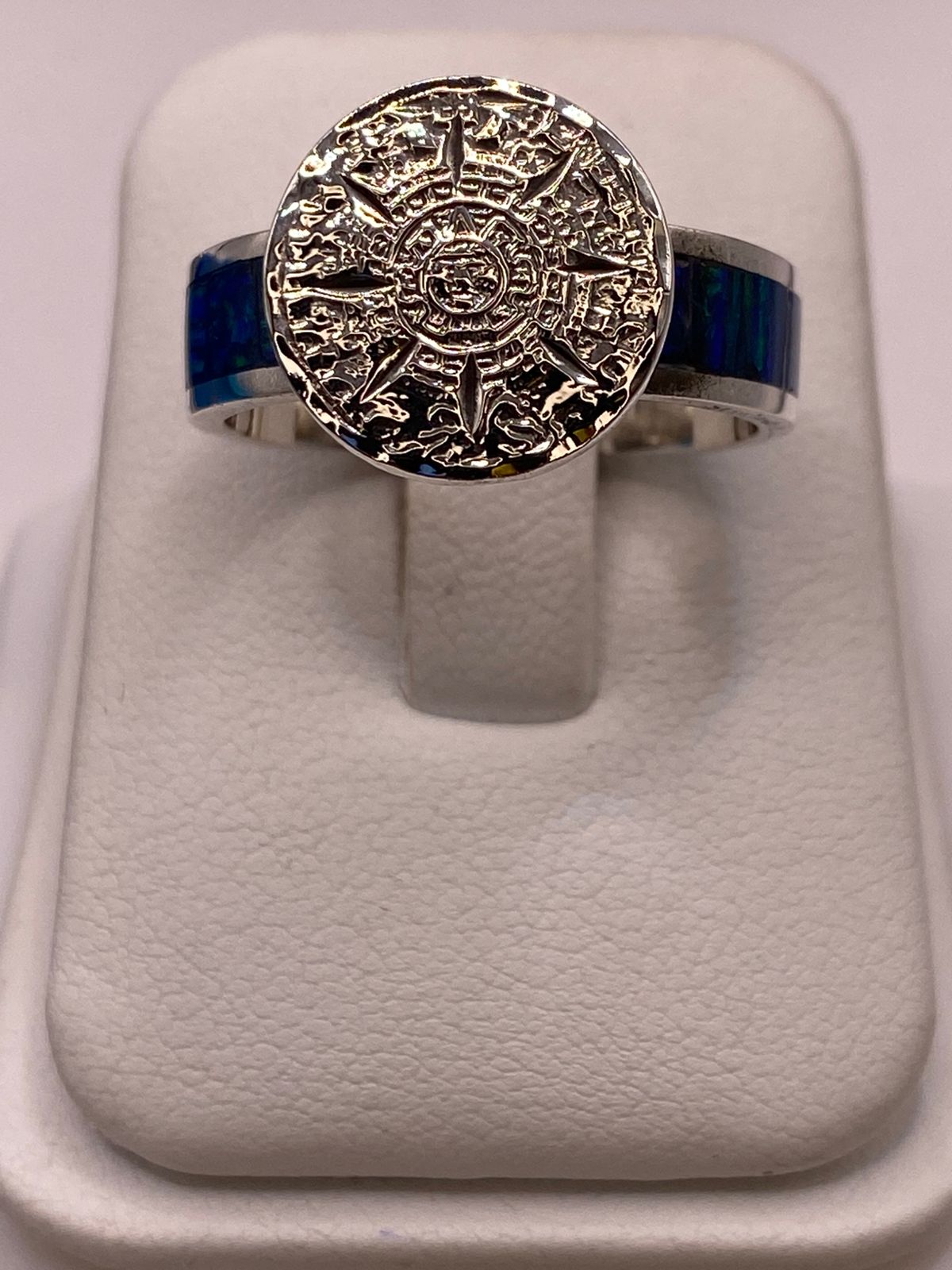 Anillo Calendario Azteca con Ópalo de Fuego en Plata Ley 950, vista de detalle