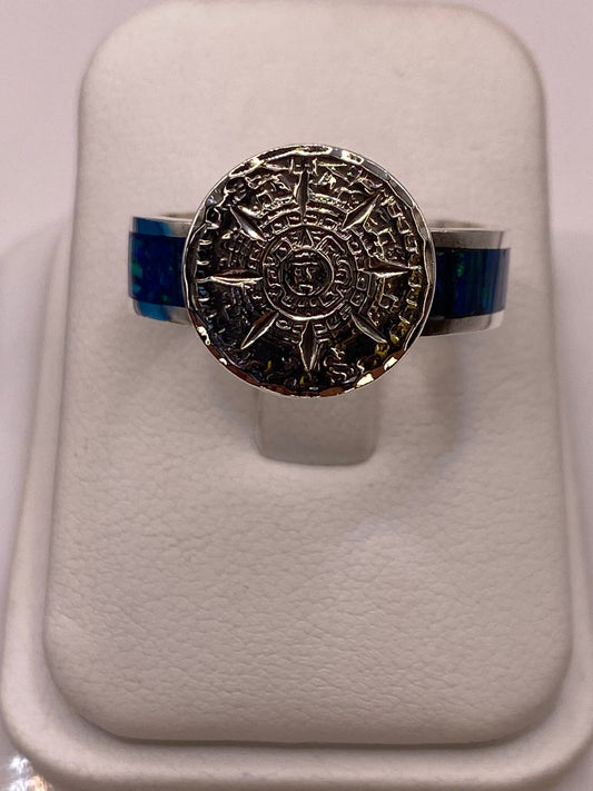 Anillo Calendario Azteca con Ópalo de Fuego en Plata Ley 950 en báscula mostrando peso