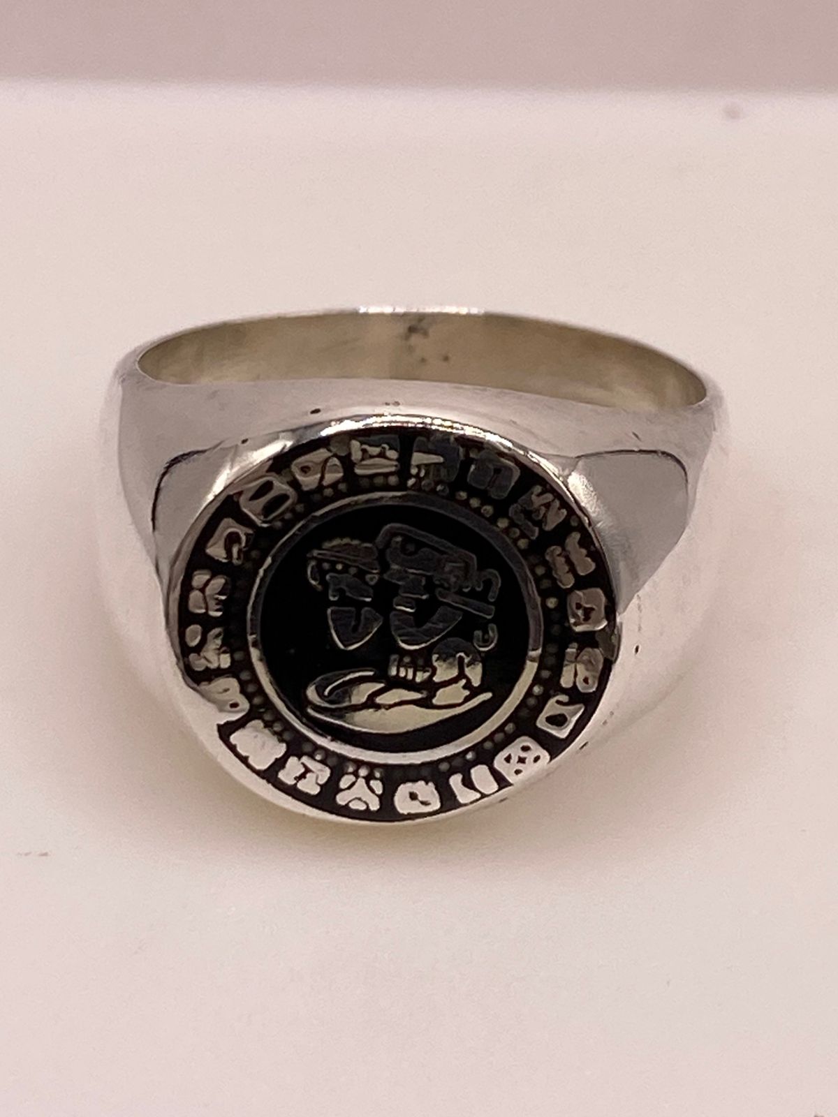 Anillo Calendario Azteca en Plata .925, vista lateral