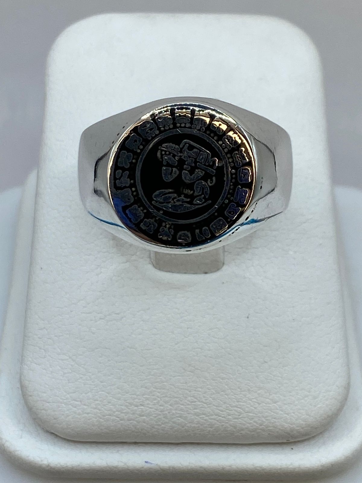 Anillo Calendario Azteca de Plata .925, vista de detalle