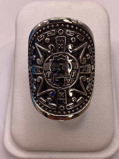 Anillo Calendario Azteca en Plata .925 en báscula mostrando peso