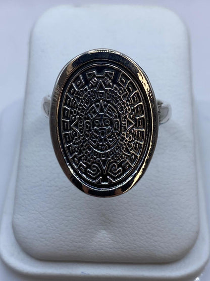 Anillo Calendario Azteca en Plata .925 Diseño Ovalado Prehispánico, vista frontal