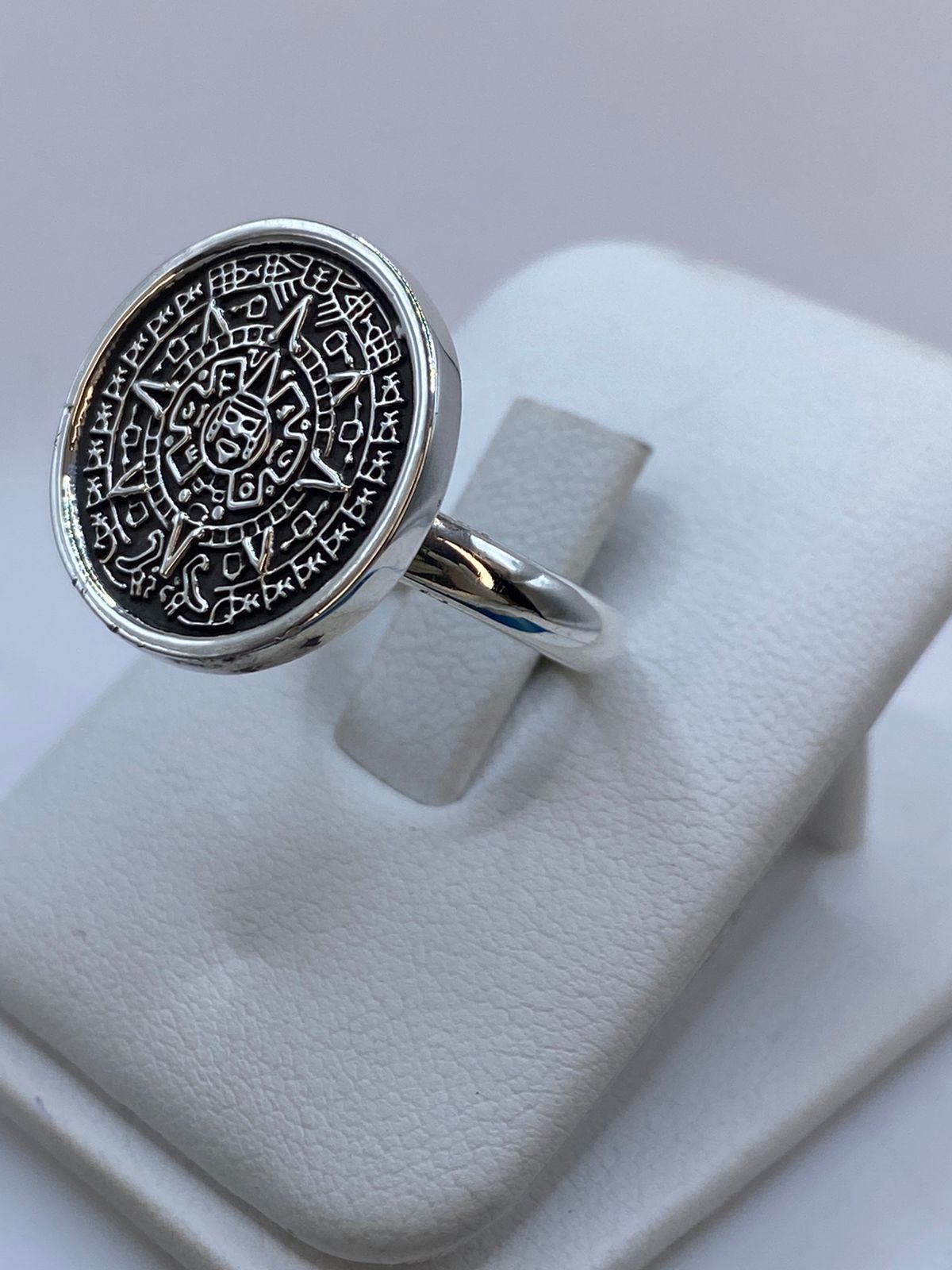 Anillo Calendario Azteca en Plata .950, vista lateral