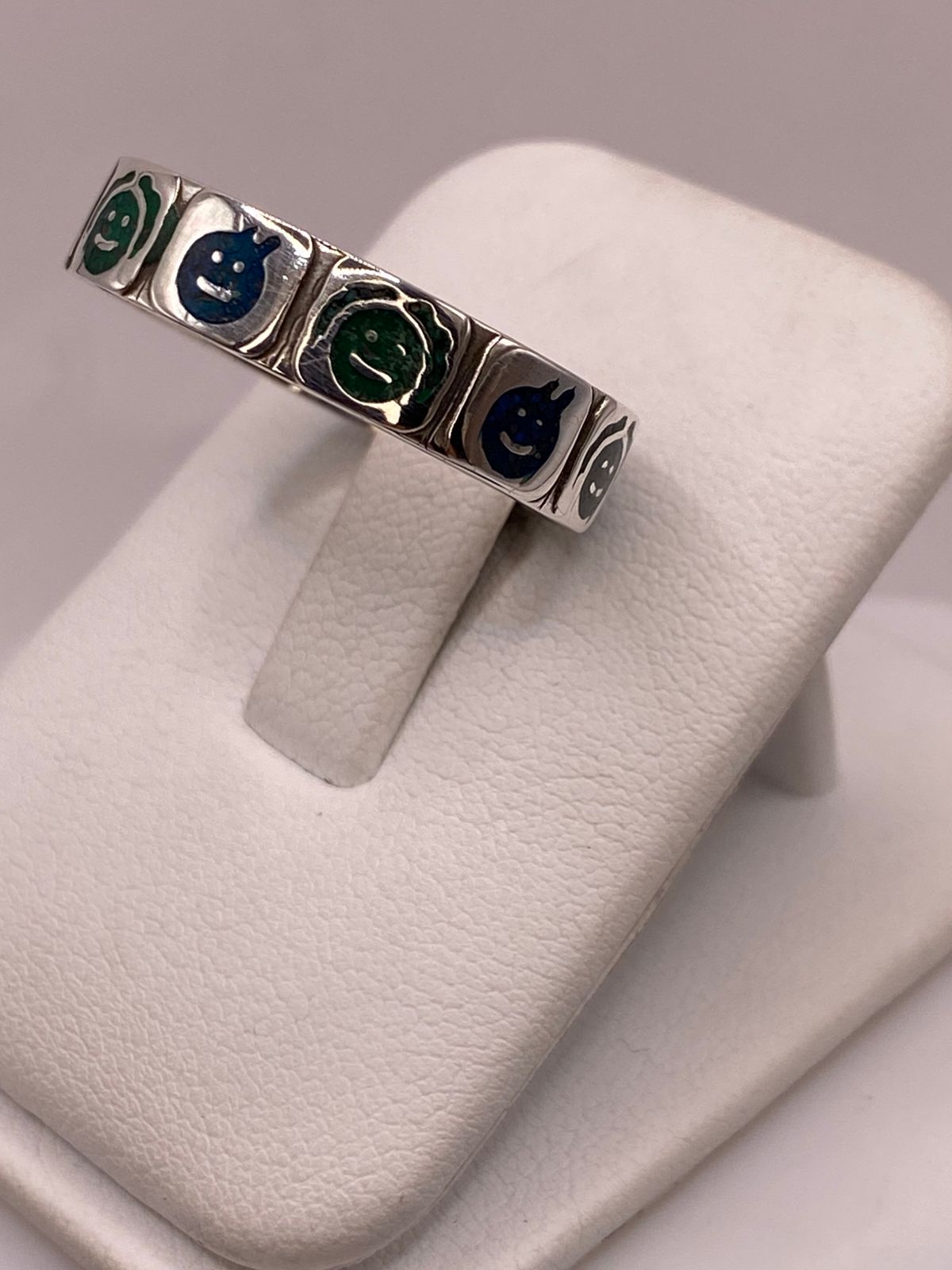 Anillo Caritas Divertidas de Plata .925 con Incrustaciones, vista frontal