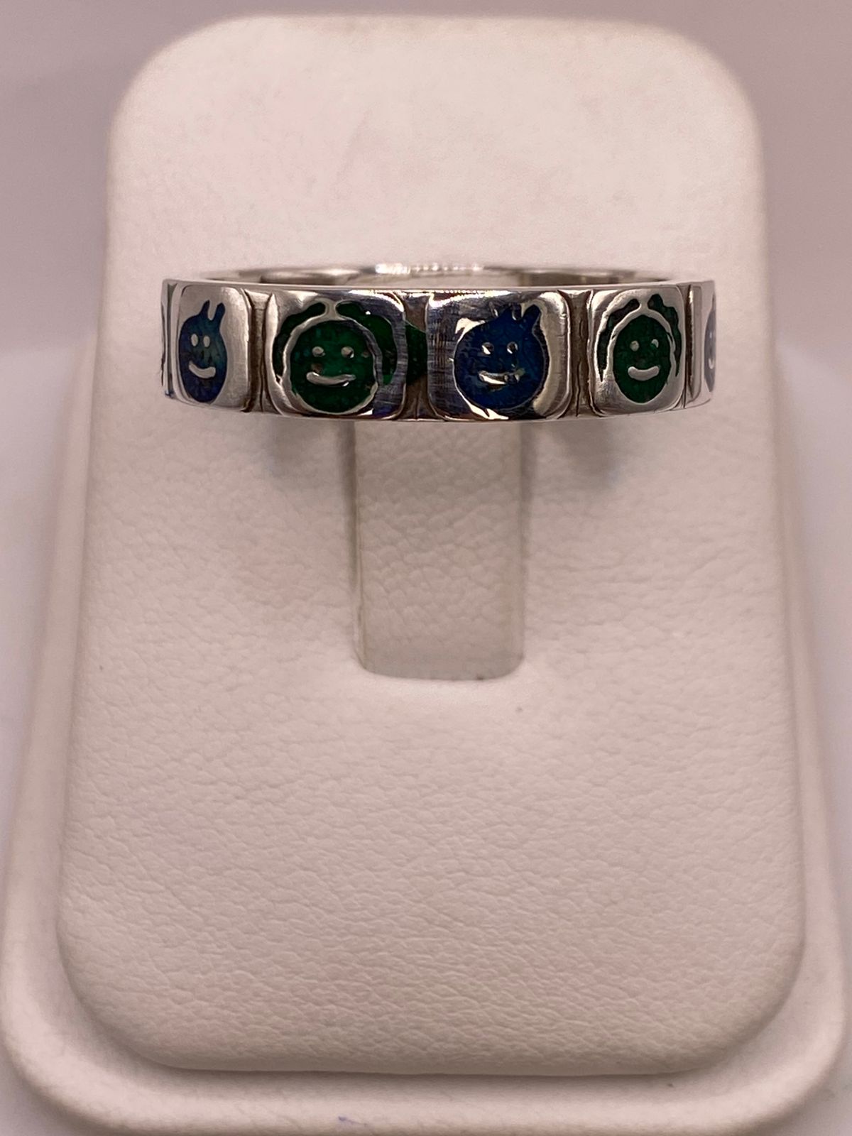 Anillo Caritas Divertidas de Plata .925 con Incrustaciones — ángulo diagonal