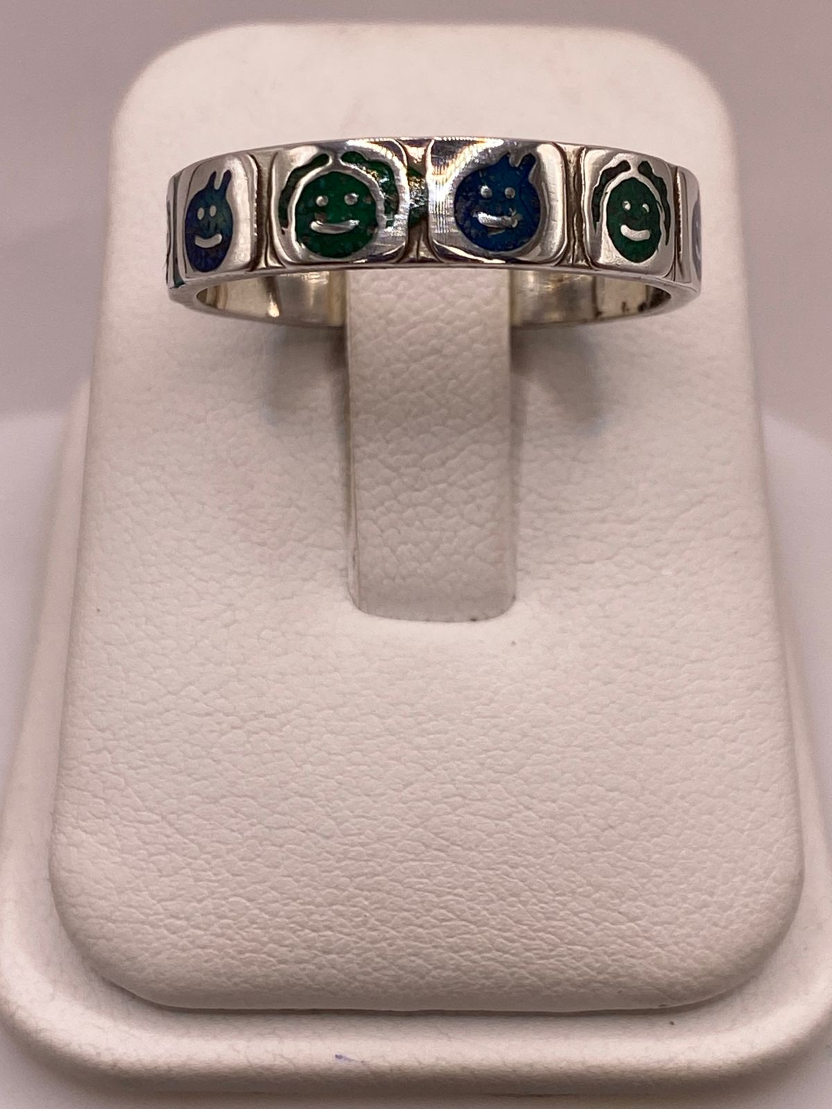 Anillo Caritas Divertidas de Plata .925 con Incrustaciones, vista lateral