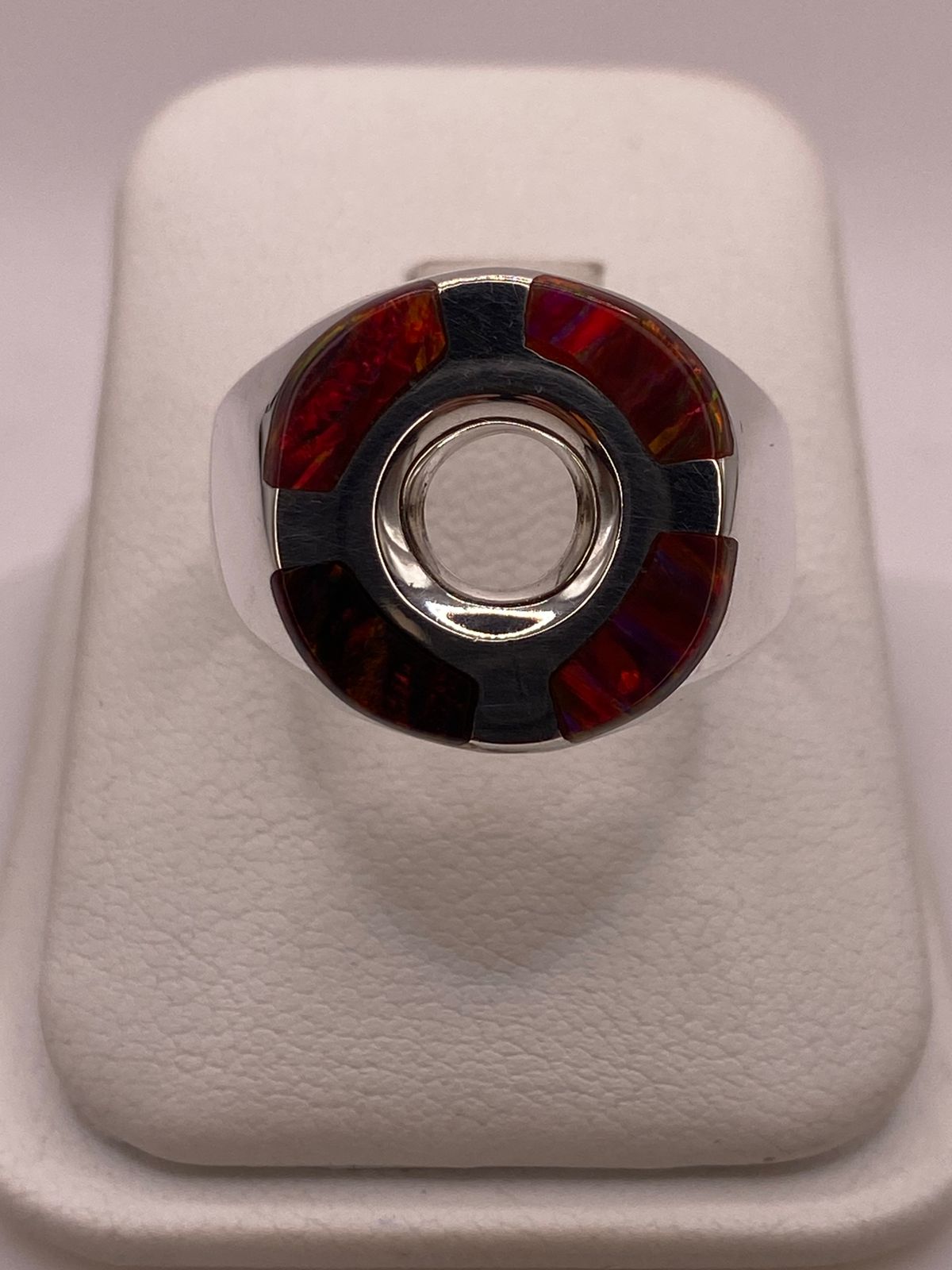 Anillo Circular con Ópalo de Fuego Multicolor en Plata .925 — ángulo diagonal