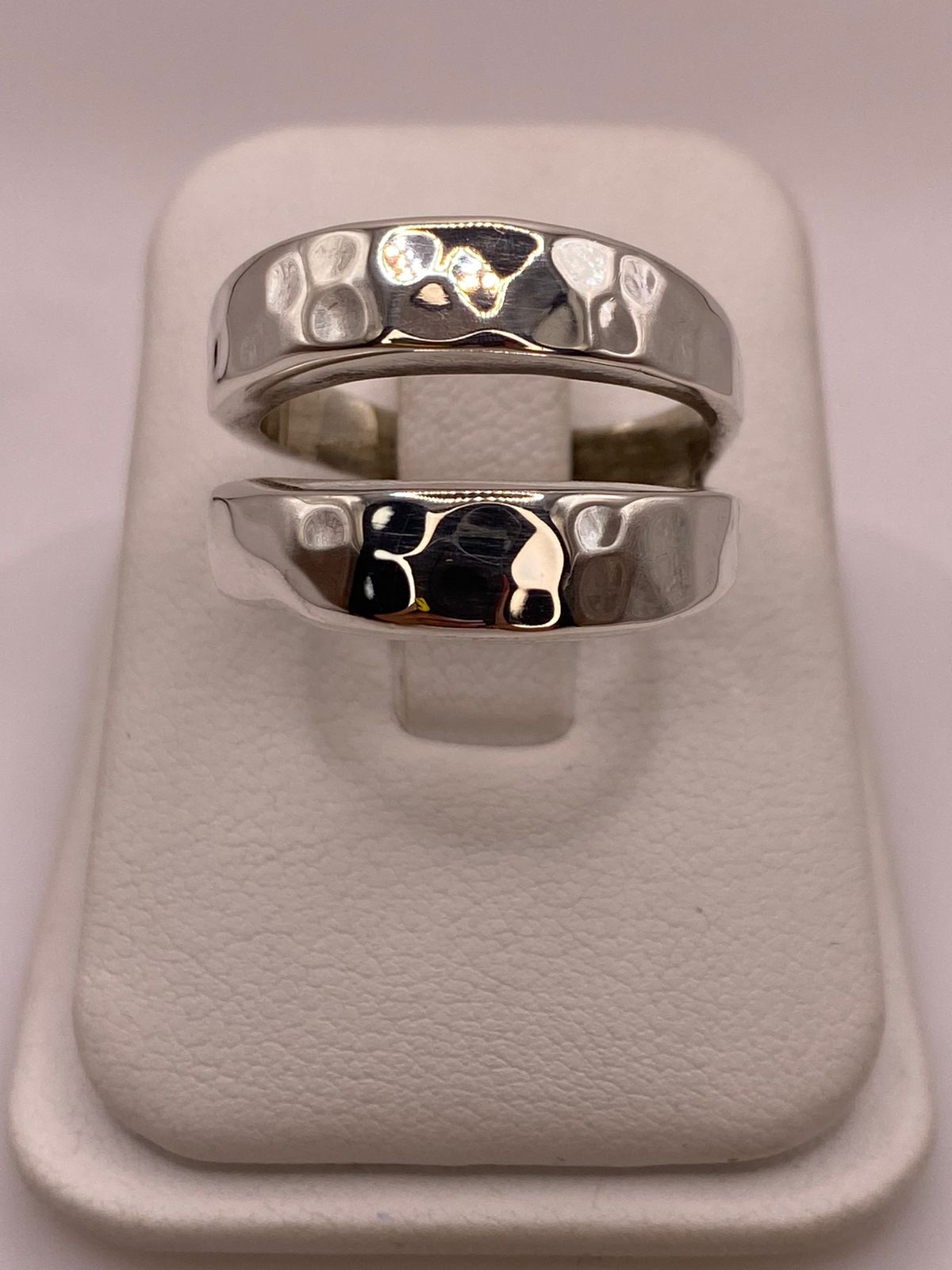Anillo Clásico de Plata Ley .925 con Acabado Martillado — ángulo diagonal