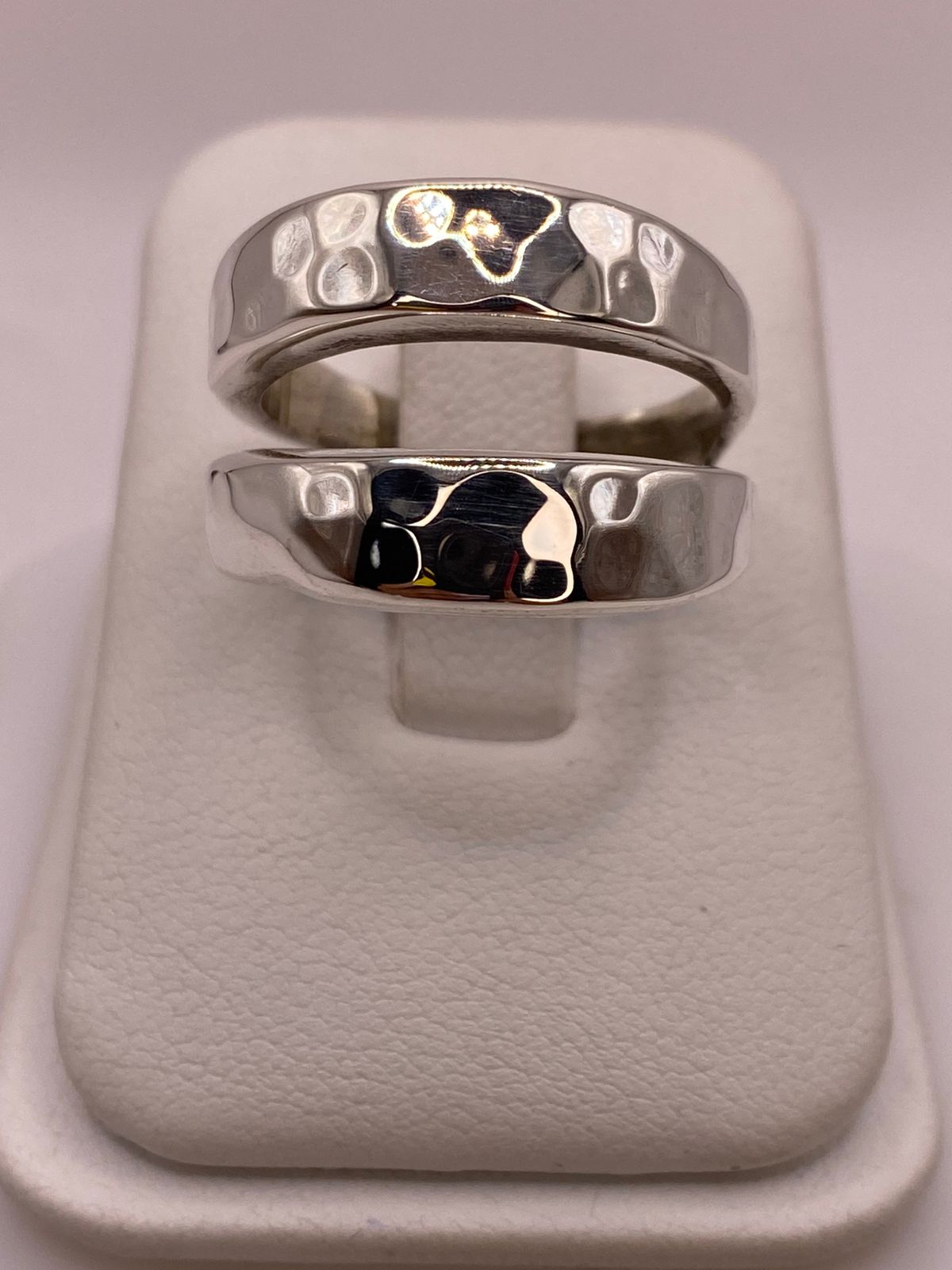 Anillo Clásico de Plata Ley .925 con Acabado Martillado, vista frontal