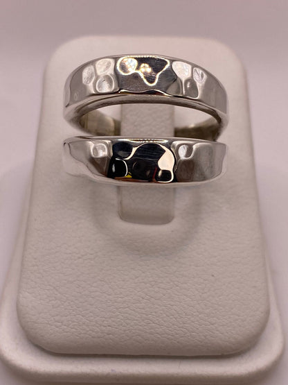 Anillo Clásico de Plata Ley .925 con Acabado Martillado, vista frontal