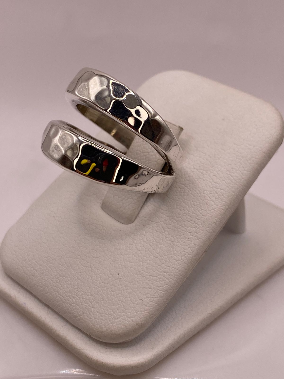 Anillo Clásico de Plata Ley .925 con Acabado Martillado, vista lateral