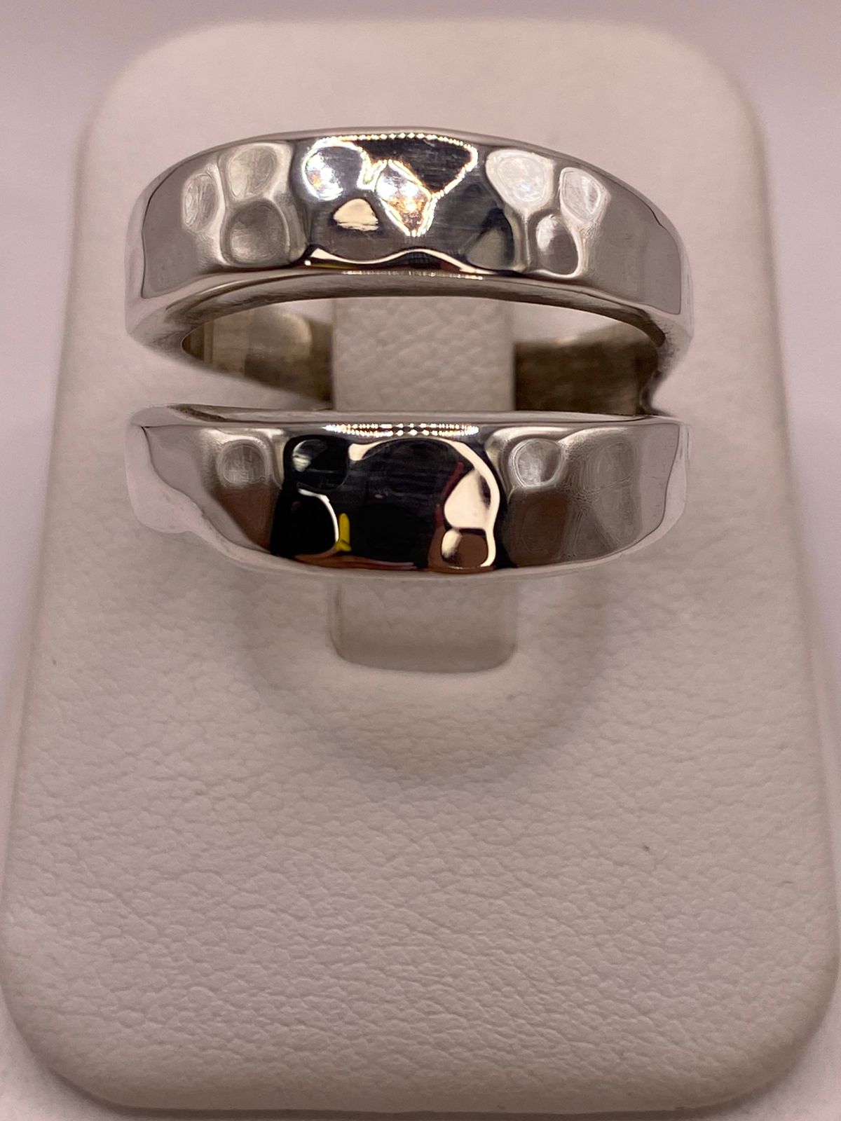 Anillo Clásico de Plata Ley .925 con Acabado Martillado, vista de detalle