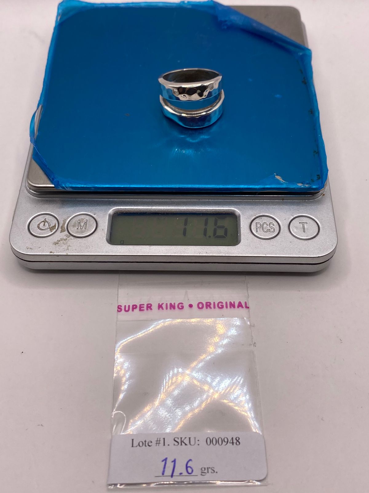 Anillo Clásico de Plata Ley .925 con Acabado Martillado, peso en gramos (báscula)
